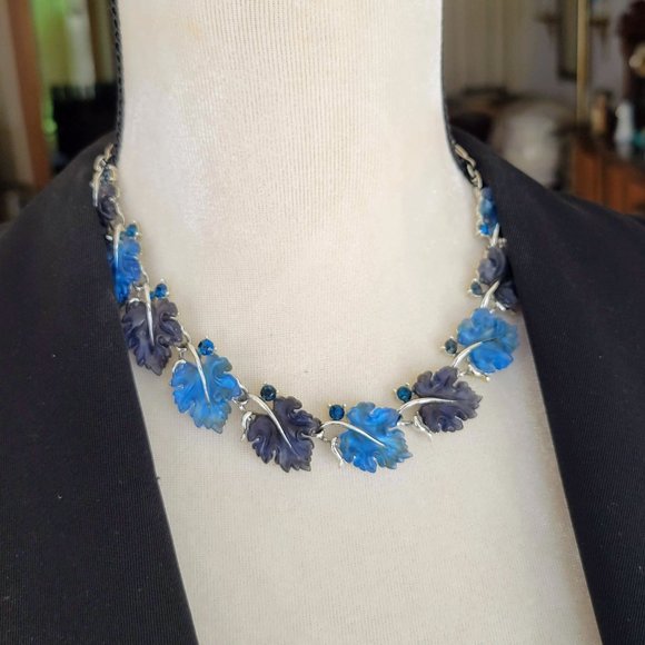 Vintage Lisner Shades of Blue Molded Glass Oak Leaves and Rhinestone Necklace - Picture 5 of 10